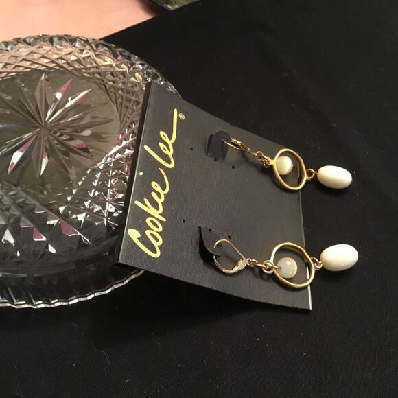 NWT. Cookie Lee Goldtone White Leverback Earrings - Picture 4 of 4